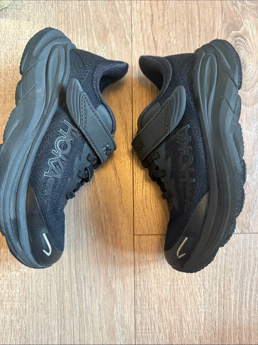 HOKA CLIFTON 10 BLACK TODDLER SNEAKERS WITH VELCRO SIZE 13.5 EUC